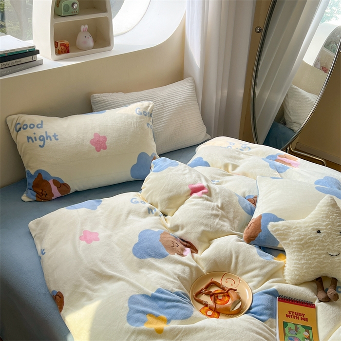 91家纺网 家纺一手货源 找家纺 2023新款牛奶绒印花系列套件 花卉风格 云朵小熊