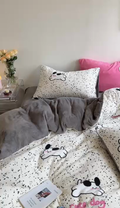 91家纺网 家纺一手货源 找家纺 时年家纺 2023新款牛奶绒印花系列套件 小可爱风格 可爱狗