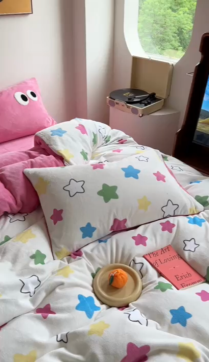 91家纺网 家纺一手货源 找家纺 时年家纺 2023新款牛奶绒印花系列套件 小可爱风格 多彩星星