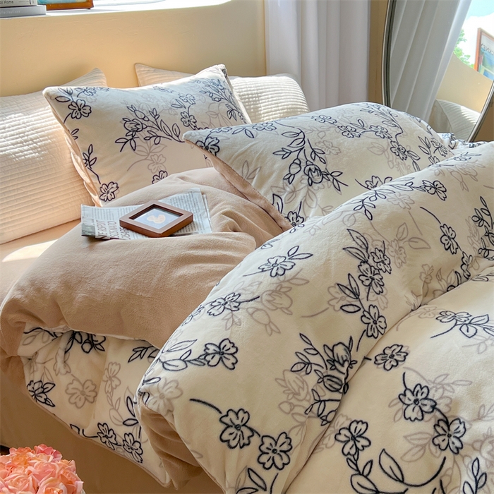 91家纺网 家纺一手货源 找家纺 2023新款牛奶绒印花系列套件 花卉风格 蔓藤