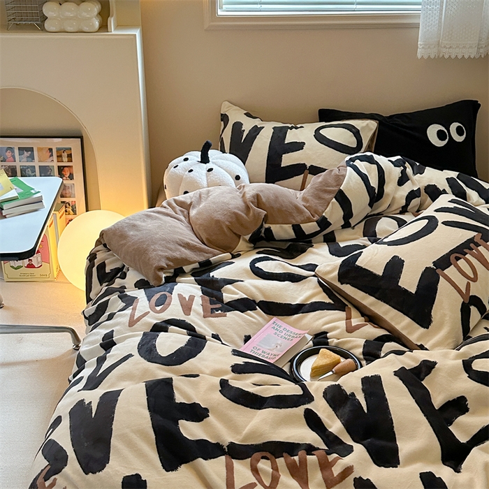 91家纺网 家纺一手货源 找家纺 时年家纺 2023新款牛奶绒印花系列套件 简约风格 爱恋-咖