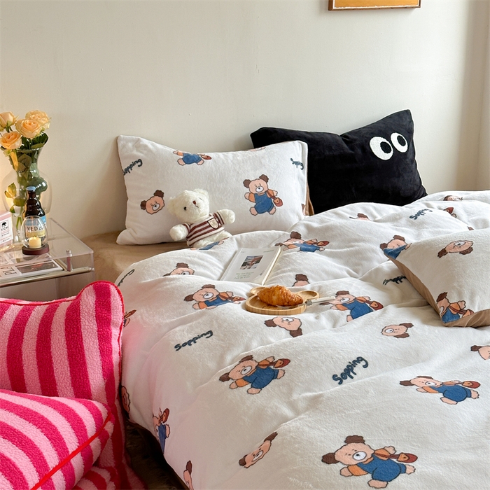 91家纺网 家纺一手货源 找家纺 时年家纺 2023新款牛奶绒印花系列套件 小可爱风格 背包小熊