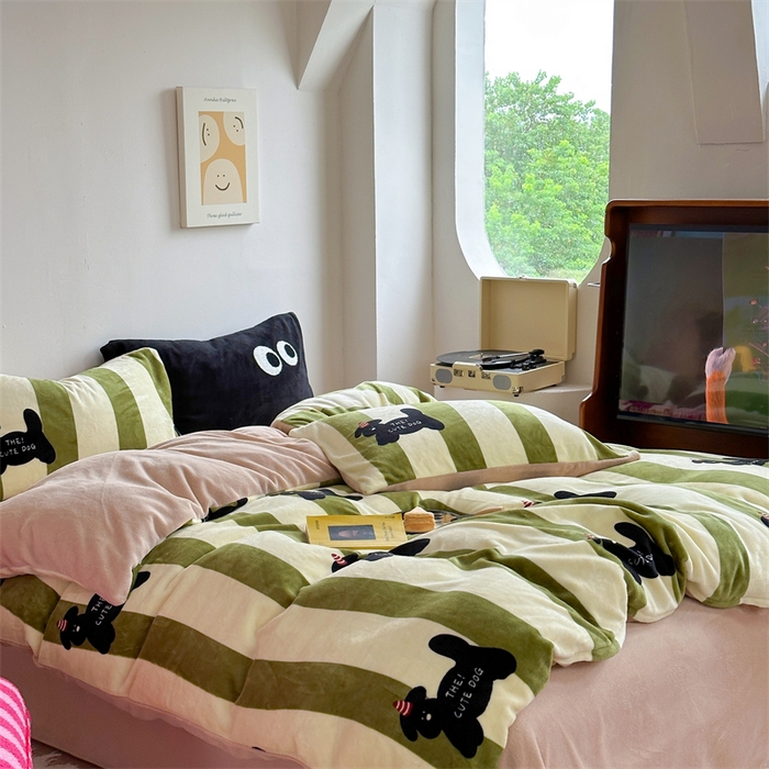 91家纺网 家纺一手货源 找家纺 时年家纺 2023新款牛奶绒印花系列套件 小可爱风格 礼物狗-绿