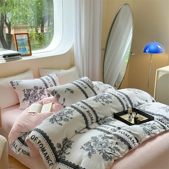 91家纺网 家纺一手货源 找家纺 2023新款牛奶绒印花系列套件 花卉风格 罗曼