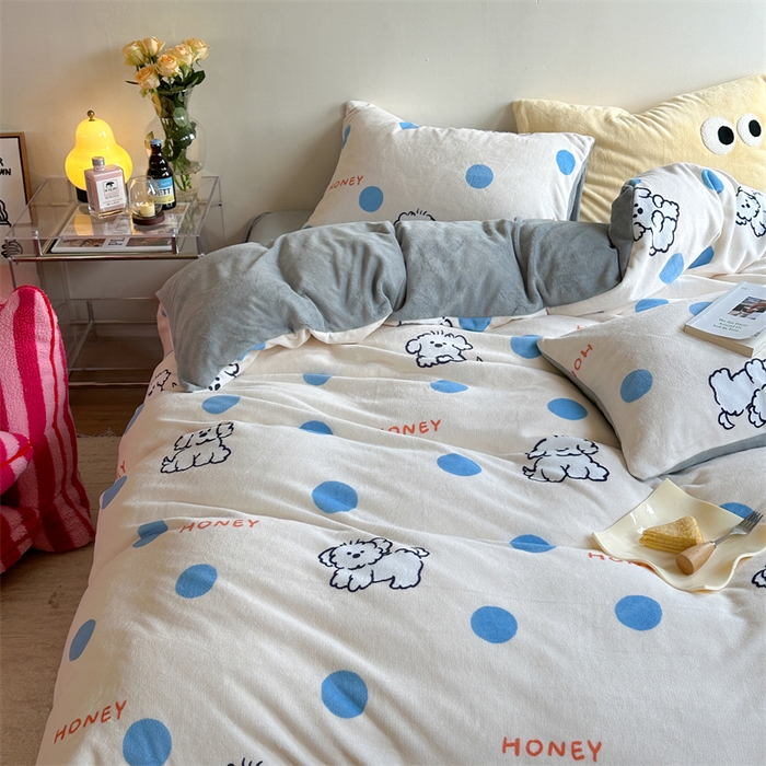 91家纺网 家纺一手货源 找家纺 时年家纺 2023新款牛奶绒印花系列套件 小可爱风格 马尔济斯-蓝