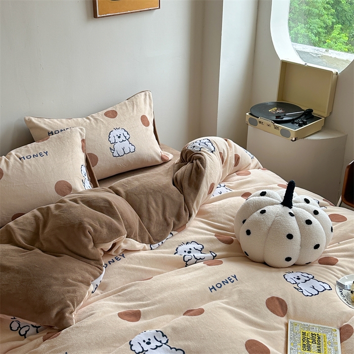 91家纺网 家纺一手货源 找家纺 时年家纺 2023新款牛奶绒印花系列套件 小可爱风格 马尔济斯-咖