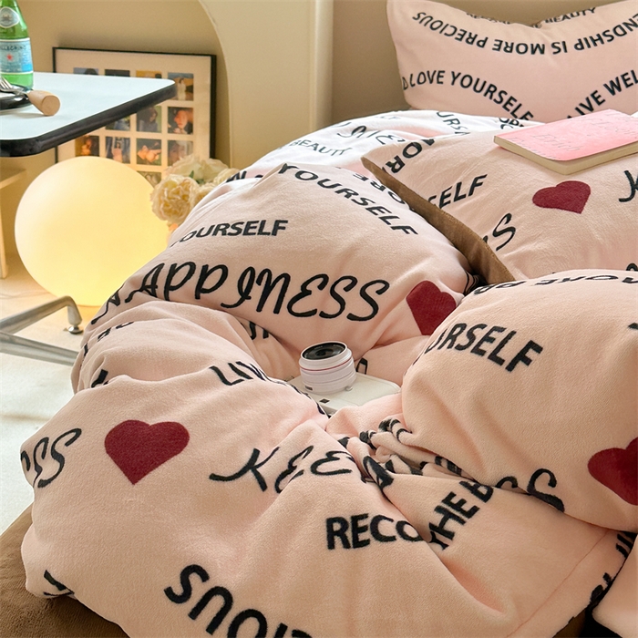 91家纺网 家纺一手货源 找家纺 时年家纺 2023新款牛奶绒印花系列套件 简约风格 快乐字母-粉