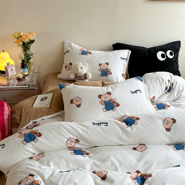 91家纺网 家纺一手货源 找家纺 时年家纺 2023新款牛奶绒印花系列套件 小可爱风格 背包小熊