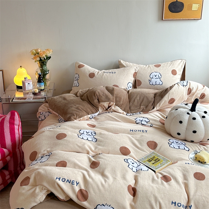 91家纺网 家纺一手货源 找家纺 时年家纺 2023新款牛奶绒印花系列套件 小可爱风格 马尔济斯-咖