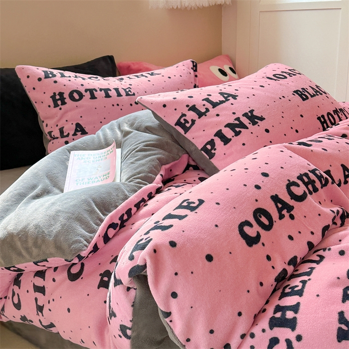 91家纺网 家纺一手货源 找家纺 时年家纺 2023新款牛奶绒印花系列套件 简约风格 甜酷-粉