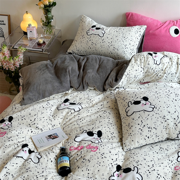 91家纺网 家纺一手货源 找家纺 时年家纺 2023新款牛奶绒印花系列套件 小可爱风格 可爱狗