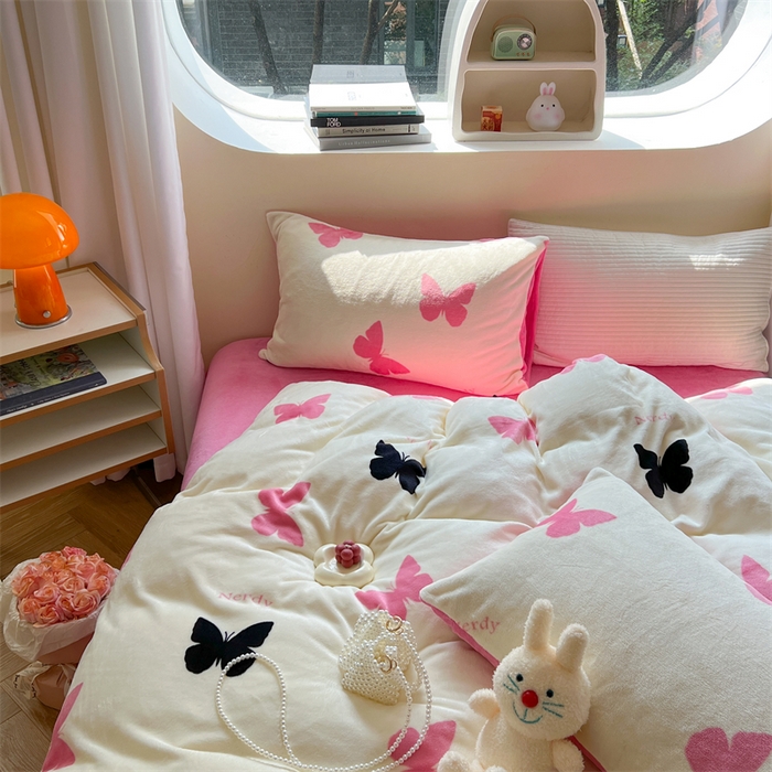 91家纺网 家纺一手货源 找家纺 2023新款牛奶绒印花系列套件 花卉风格 金吉拉