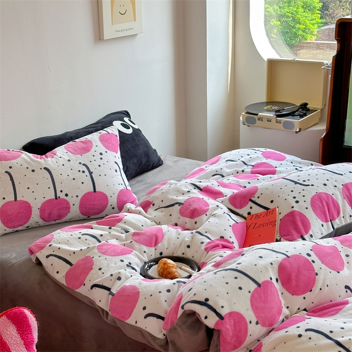 91家纺网 家纺一手货源 找家纺 时年家纺 2023新款牛奶绒印花系列套件 小可爱风格 樱桃果