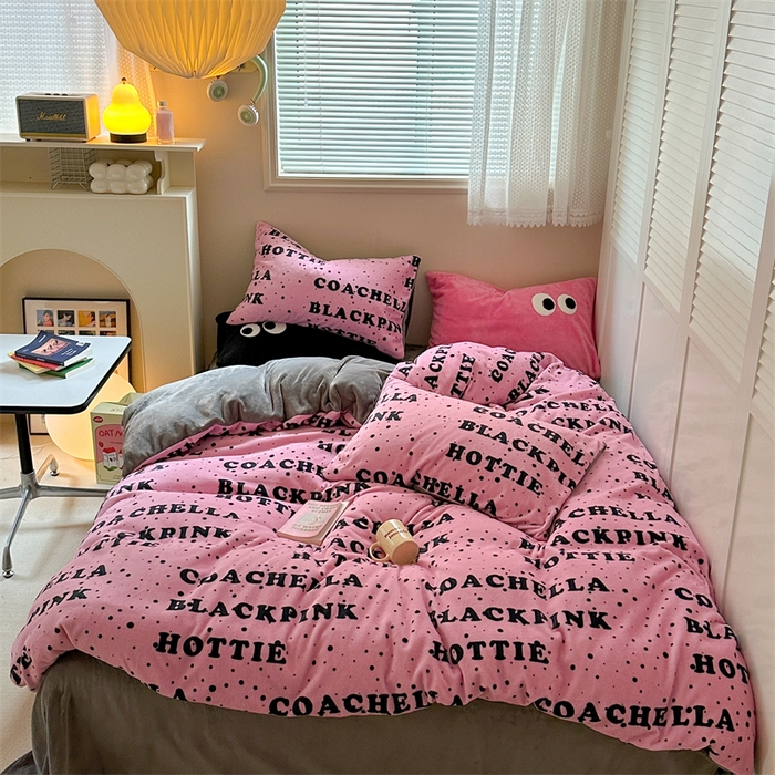 91家纺网 家纺一手货源 找家纺 时年家纺 2023新款牛奶绒印花系列套件 简约风格 甜酷-粉