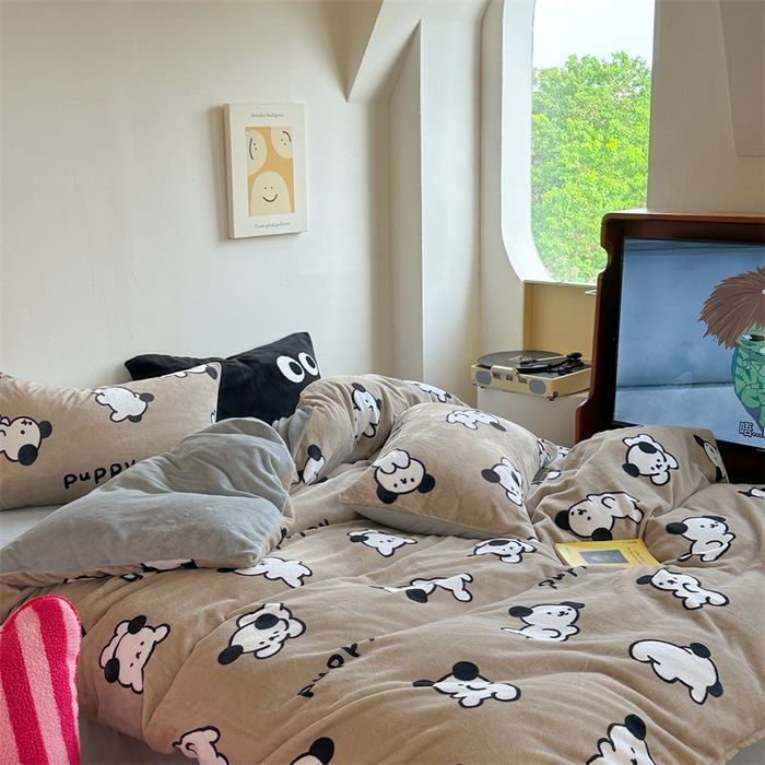 91家纺网 家纺一手货源 找家纺 时年家纺 2023新款牛奶绒印花系列套件 小可爱风格 宠物