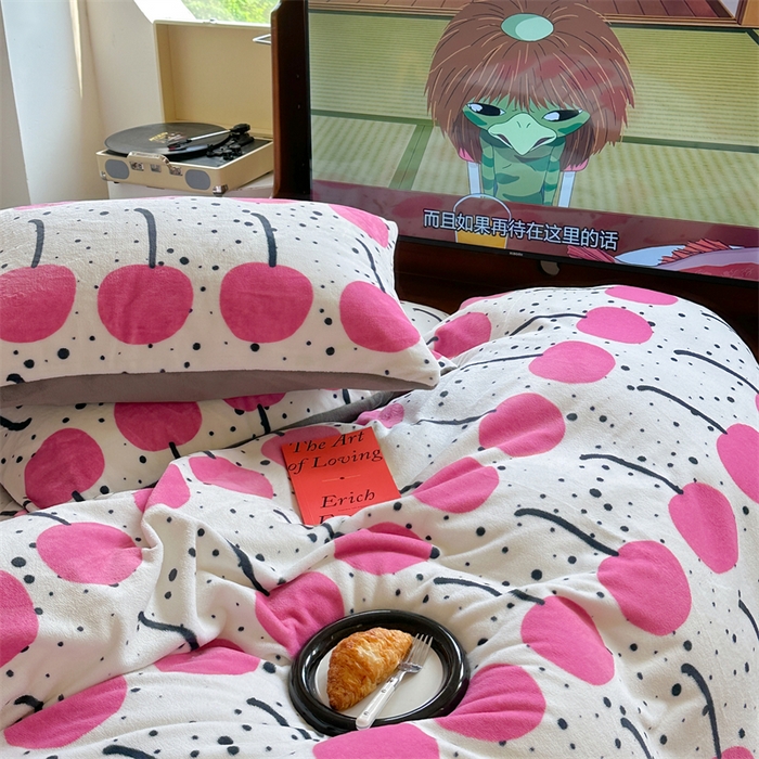 91家纺网 家纺一手货源 找家纺 时年家纺 2023新款牛奶绒印花系列套件 小可爱风格 樱桃果