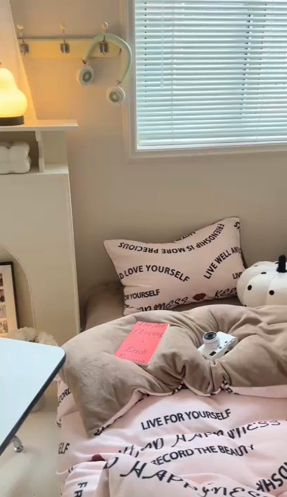 91家纺网 家纺一手货源 找家纺 时年家纺 2023新款牛奶绒印花系列套件 简约风格 快乐字母-粉