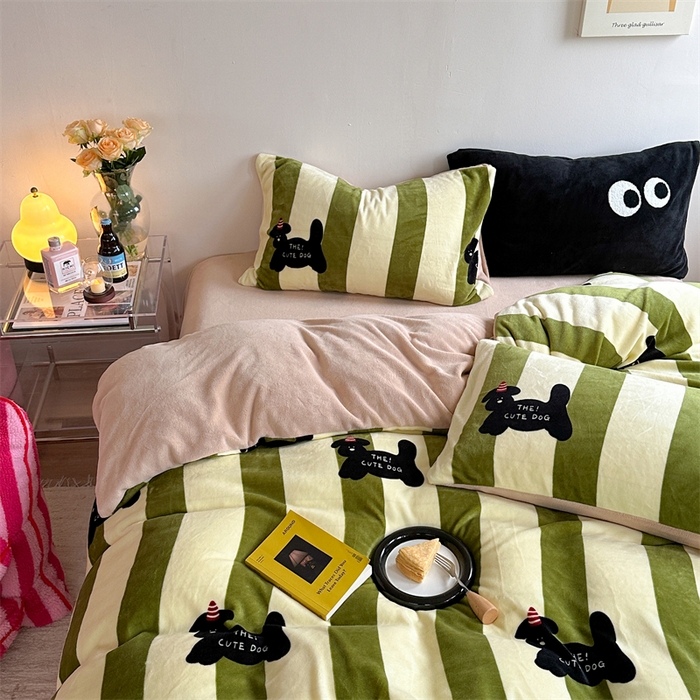 91家纺网 家纺一手货源 找家纺 时年家纺 2023新款牛奶绒印花系列套件 小可爱风格 礼物狗-绿