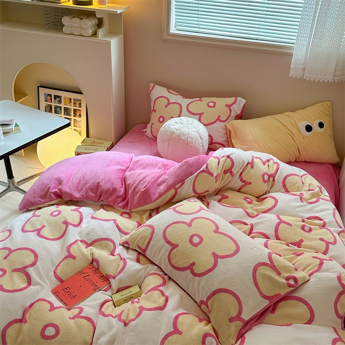 91家纺网 家纺一手货源 找家纺 时年家纺 2023新款牛奶绒印花系列套件 简约风格 露娜-粉