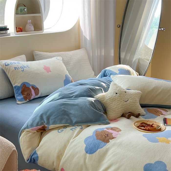 91家纺网 家纺一手货源 找家纺 2023新款牛奶绒印花系列套件 花卉风格 云朵小熊