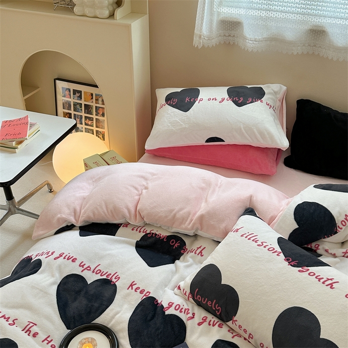 91家纺网 家纺一手货源 找家纺 时年家纺 2023新款牛奶绒印花系列套件 简约风格 桃心