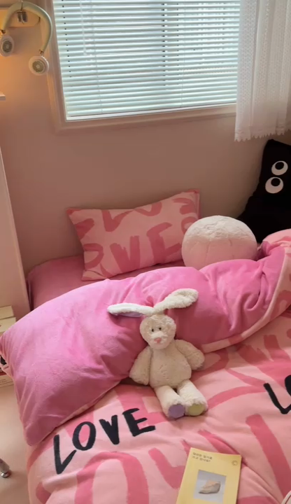 91家纺网 家纺一手货源 找家纺 时年家纺 2023新款牛奶绒印花系列套件 简约风格 爱恋-粉