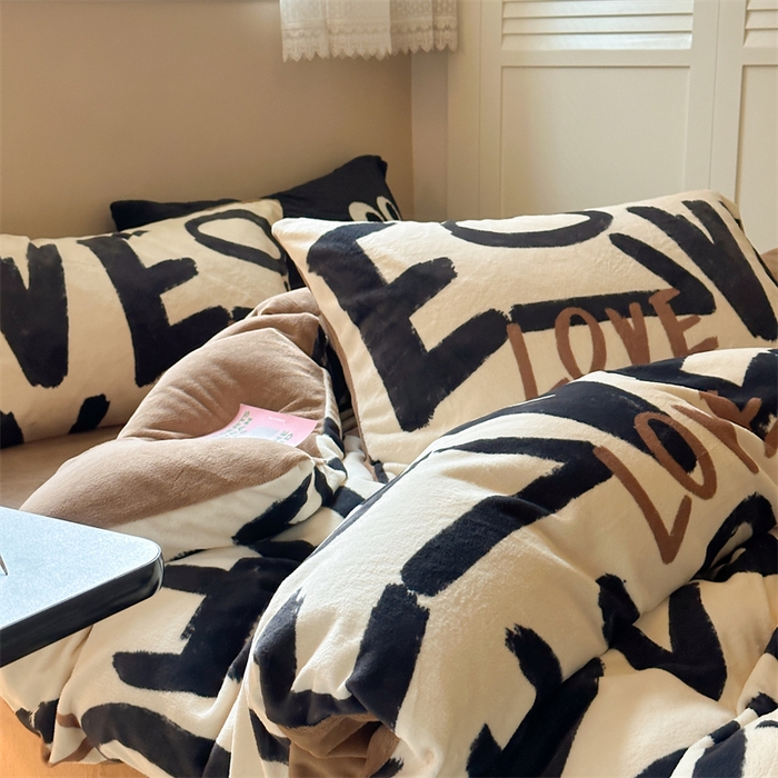 91家纺网 家纺一手货源 找家纺 时年家纺 2023新款牛奶绒印花系列套件 简约风格 爱恋-咖