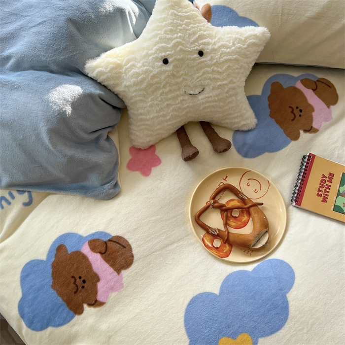 91家纺网 家纺一手货源 找家纺 2023新款牛奶绒印花系列套件 花卉风格 云朵小熊