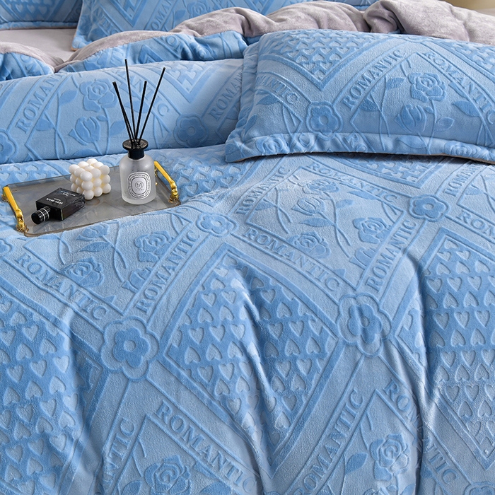 91家纺网 家纺一手货源 找家纺 畅畅家纺 2024新款高克重8斤加厚牛奶绒6D雕花绒印花水晶绒金貂绒法莱绒四件套 欧式风情-蓝+灰