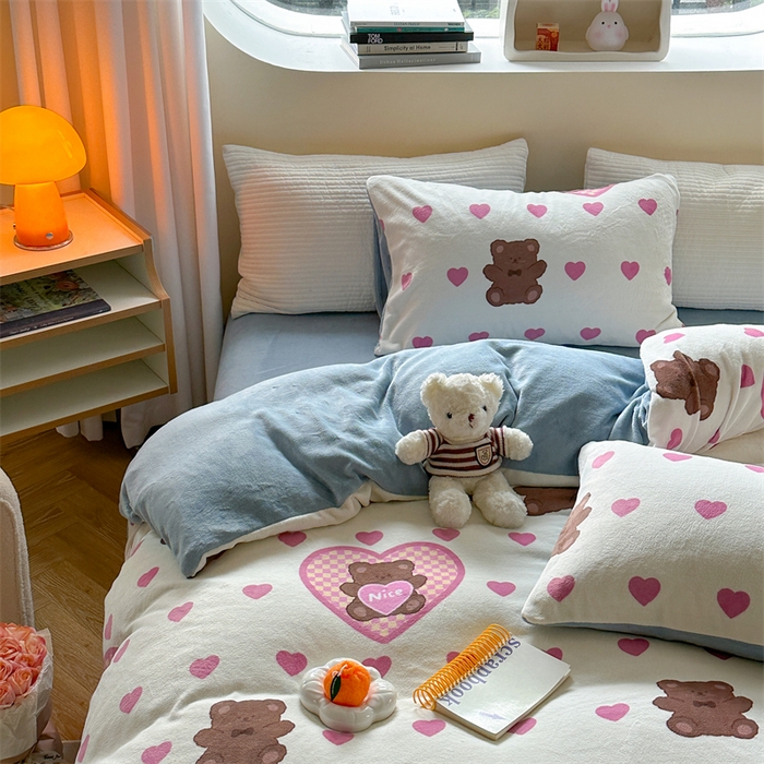 91家纺网 家纺一手货源 找家纺 2023新款牛奶绒印花系列套件 花卉风格 奶思小熊