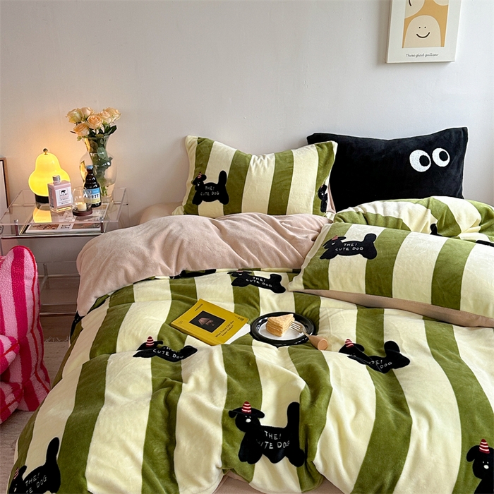 91家纺网 家纺一手货源 找家纺 时年家纺 2023新款牛奶绒印花系列套件 小可爱风格 礼物狗-绿