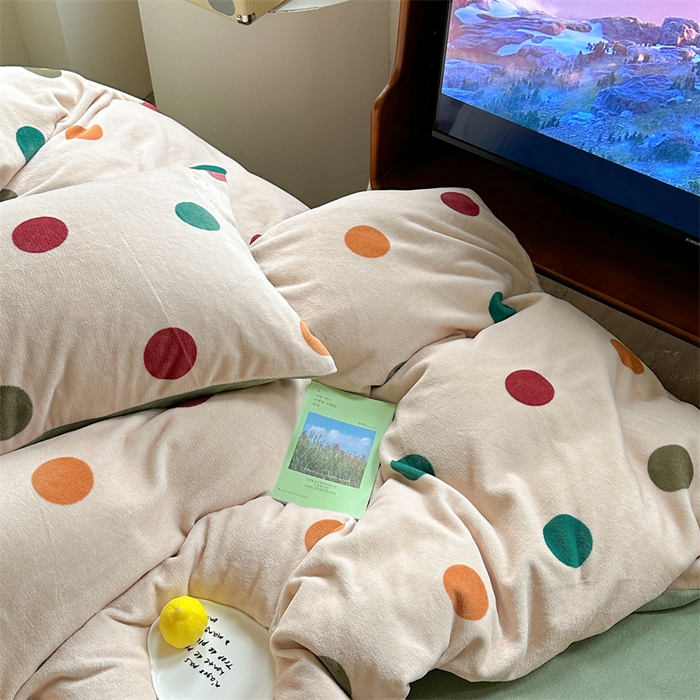 91家纺网 家纺一手货源 找家纺 时年家纺 2023新款牛奶绒印花系列套件 小可爱风格 复古点点