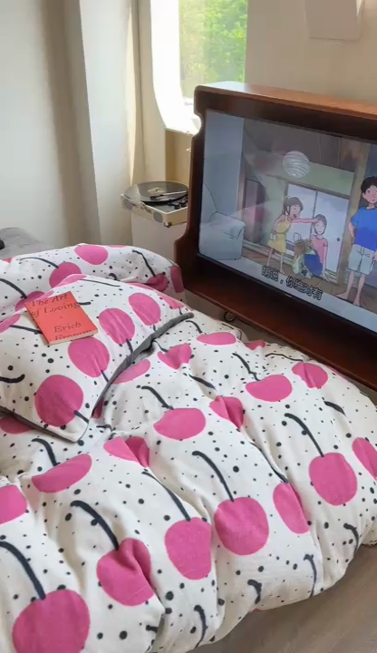 91家纺网 家纺一手货源 找家纺 时年家纺 2023新款牛奶绒印花系列套件 小可爱风格 樱桃果