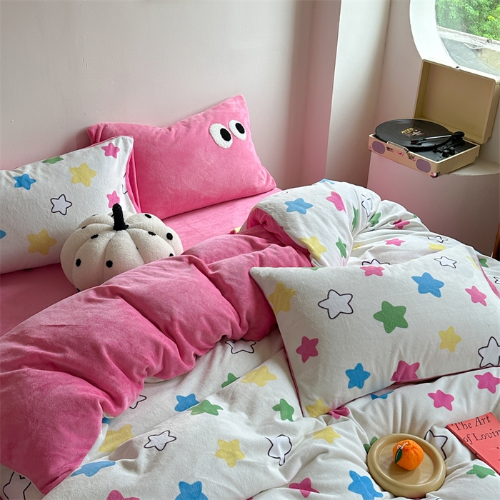 91家纺网 家纺一手货源 找家纺 时年家纺 2023新款牛奶绒印花系列套件 小可爱风格 多彩星星