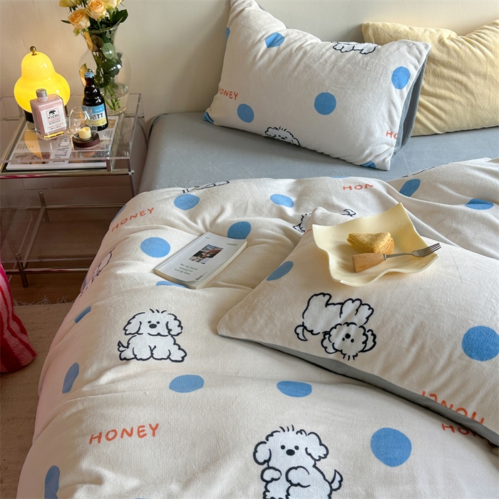 91家纺网 家纺一手货源 找家纺 时年家纺 2023新款牛奶绒印花系列套件 小可爱风格 马尔济斯-蓝