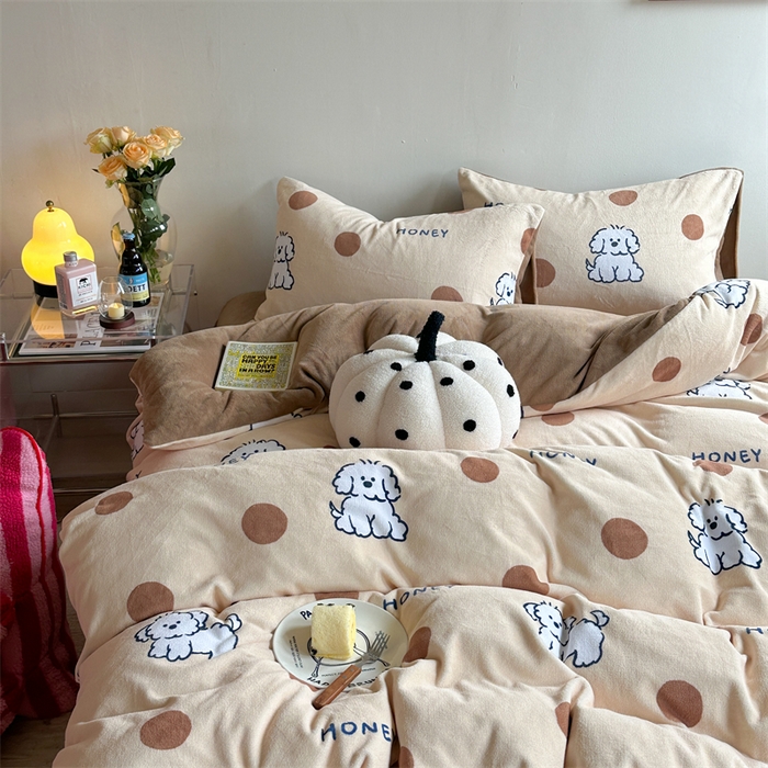 91家纺网 家纺一手货源 找家纺 时年家纺 2023新款牛奶绒印花系列套件 小可爱风格 马尔济斯-咖