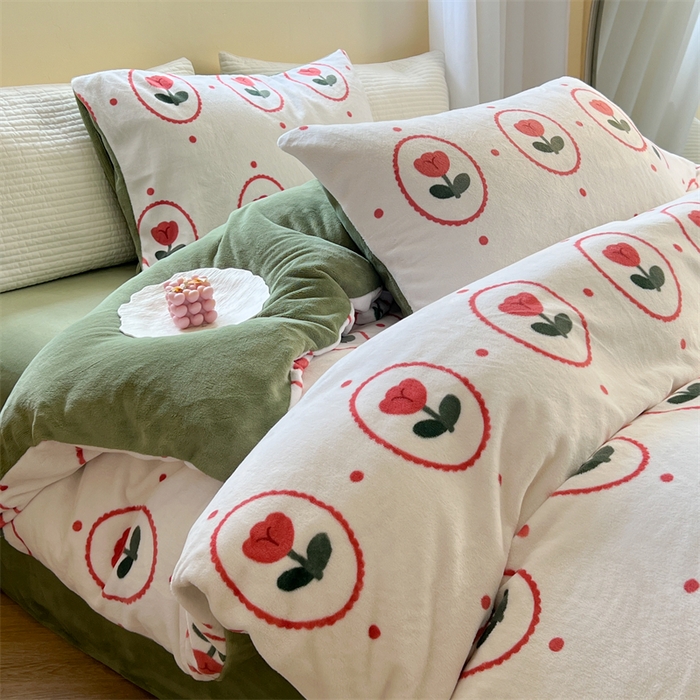 91家纺网 家纺一手货源 找家纺 2023新款牛奶绒印花系列套件 花卉风格 波点小花-白