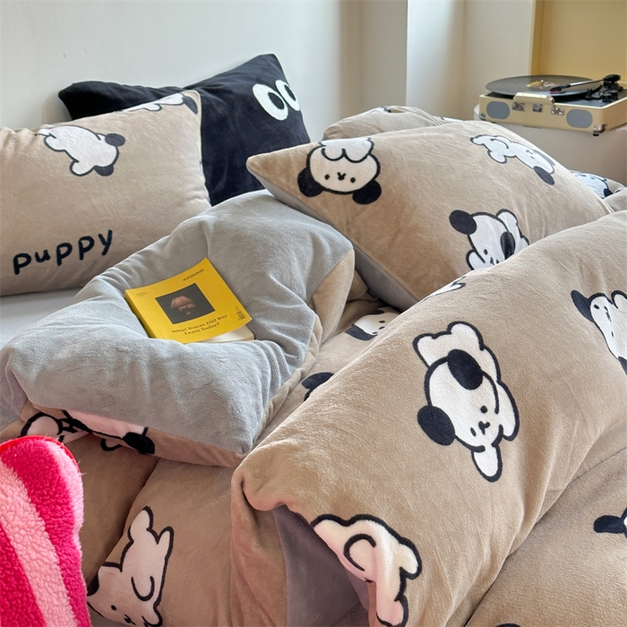 91家纺网 家纺一手货源 找家纺 时年家纺 2023新款牛奶绒印花系列套件 小可爱风格 宠物