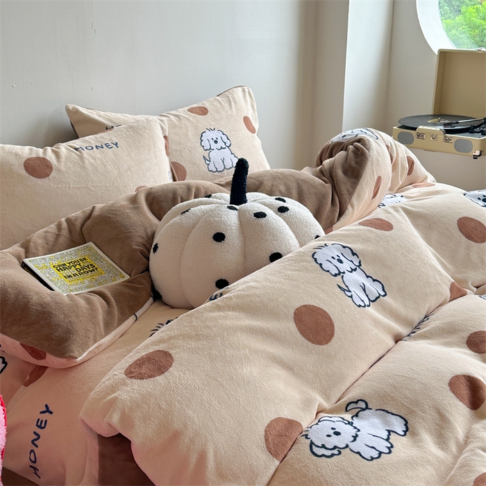 91家纺网 家纺一手货源 找家纺 时年家纺 2023新款牛奶绒印花系列套件 小可爱风格 马尔济斯-咖