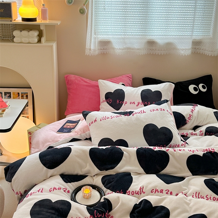 91家纺网 家纺一手货源 找家纺 时年家纺 2023新款牛奶绒印花系列套件 简约风格 桃心