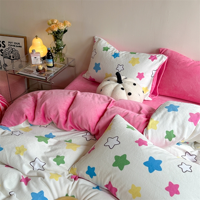 91家纺网 家纺一手货源 找家纺 时年家纺 2023新款牛奶绒印花系列套件 小可爱风格 多彩星星