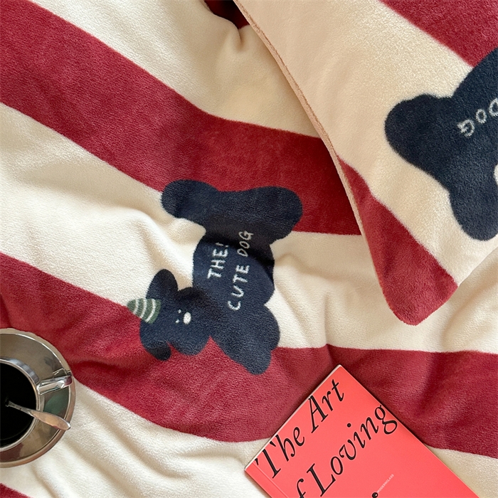 91家纺网 家纺一手货源 找家纺 时年家纺 2023新款牛奶绒印花系列套件 小可爱风格 礼物狗-红