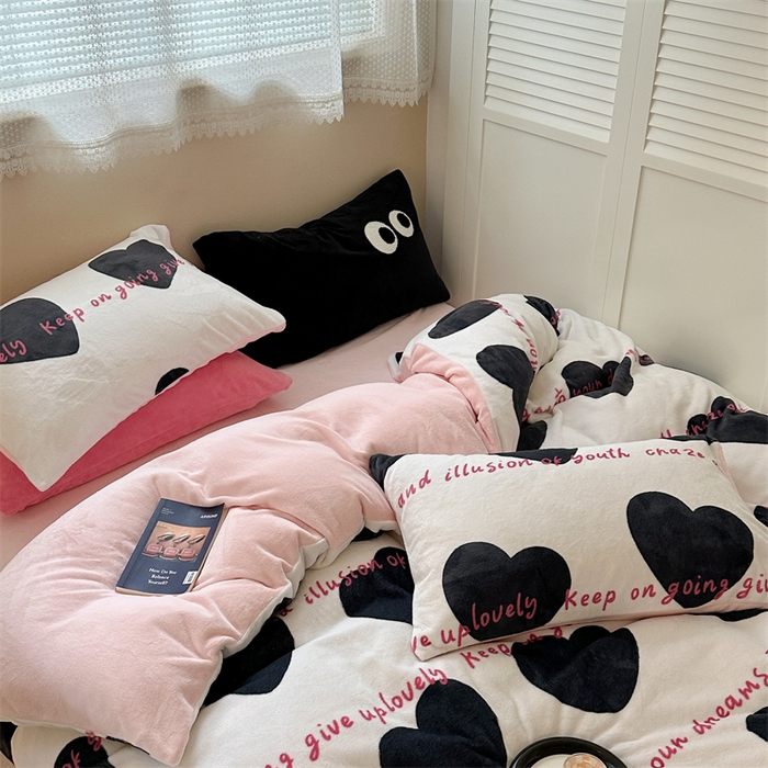 91家纺网 家纺一手货源 找家纺 时年家纺 2023新款牛奶绒印花系列套件 简约风格 桃心