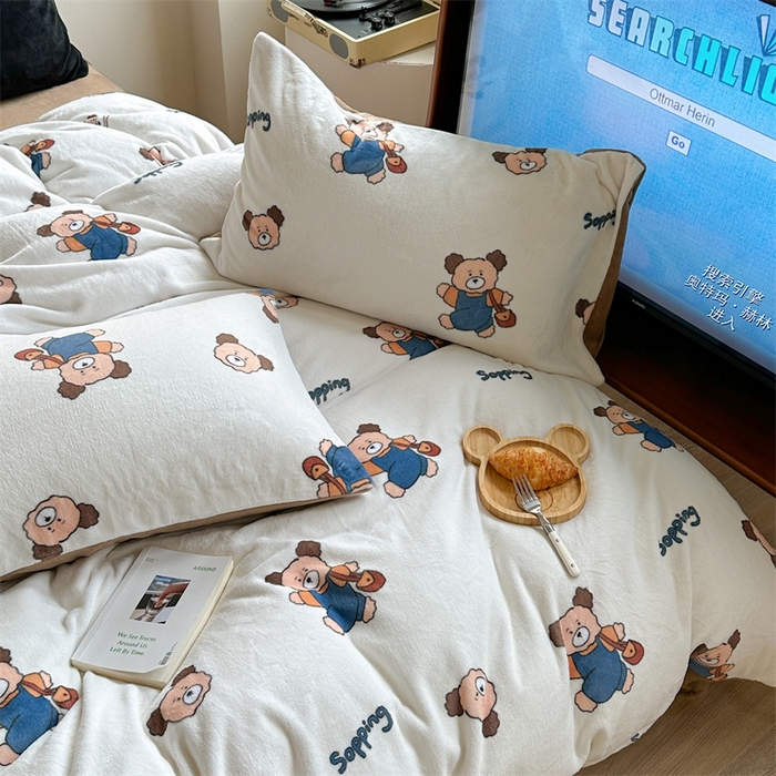 91家纺网 家纺一手货源 找家纺 时年家纺 2023新款牛奶绒印花系列套件 小可爱风格 背包小熊