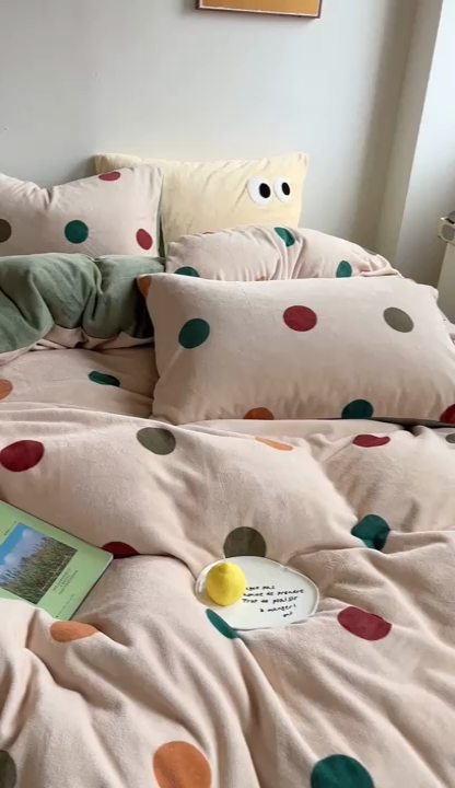 91家纺网 家纺一手货源 找家纺 时年家纺 2023新款牛奶绒印花系列套件 小可爱风格 复古点点