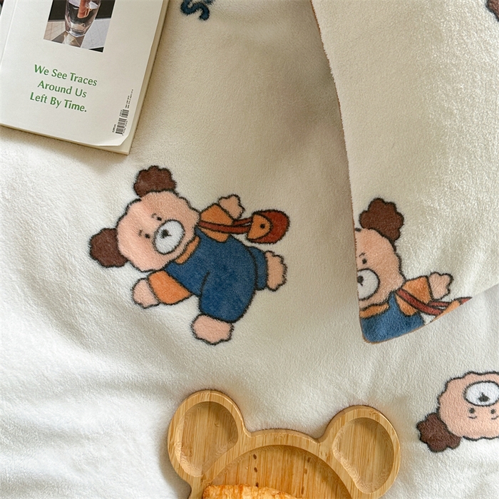 91家纺网 家纺一手货源 找家纺 时年家纺 2023新款牛奶绒印花系列套件 小可爱风格 背包小熊