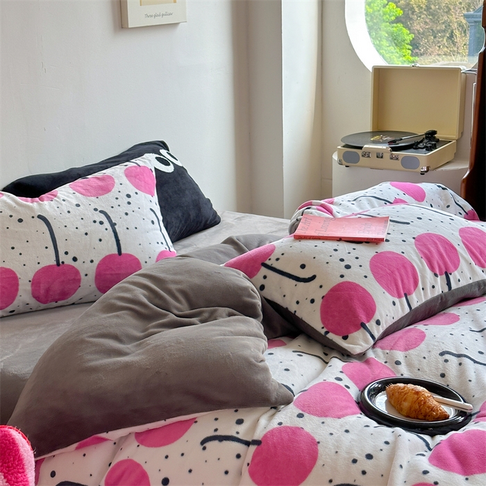 91家纺网 家纺一手货源 找家纺 时年家纺 2023新款牛奶绒印花系列套件 小可爱风格 樱桃果