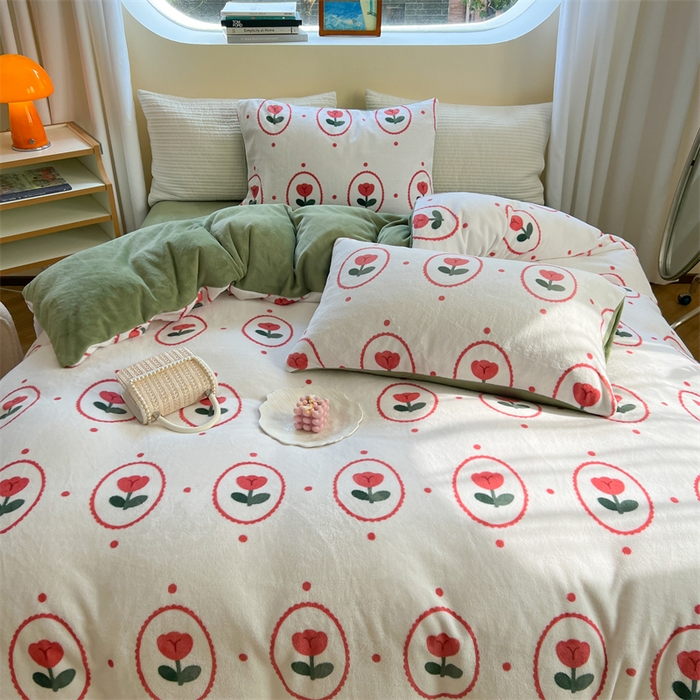 91家纺网 家纺一手货源 找家纺 2023新款牛奶绒印花系列套件 花卉风格 波点小花-白