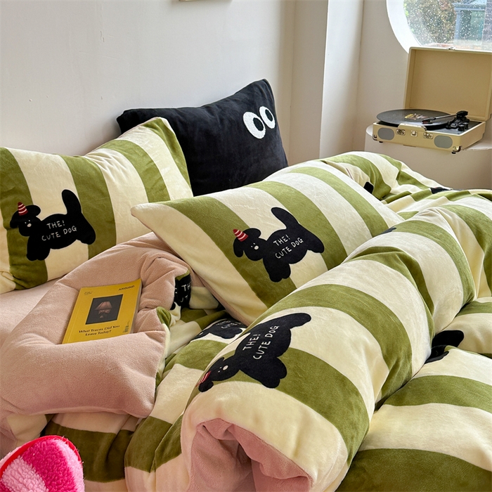 91家纺网 家纺一手货源 找家纺 时年家纺 2023新款牛奶绒印花系列套件 小可爱风格 礼物狗-绿