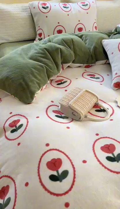 91家纺网 家纺一手货源 找家纺 2023新款牛奶绒印花系列套件 花卉风格 波点小花-白